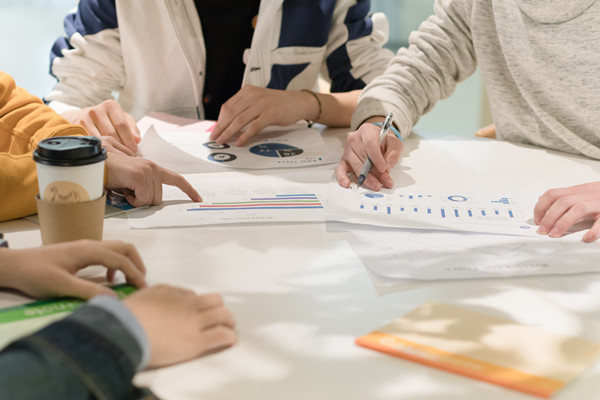 培養(yǎng)組織人才，提升員工素質(zhì)和技能，增強(qiáng)核心競(jìng)爭(zhēng)力