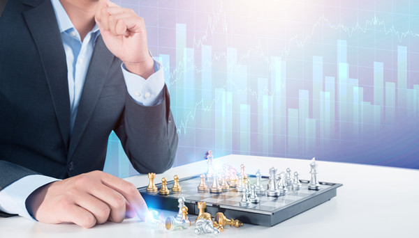 全面評(píng)估戰(zhàn)略風(fēng)險(xiǎn)，及時(shí)調(diào)整戰(zhàn)略方向