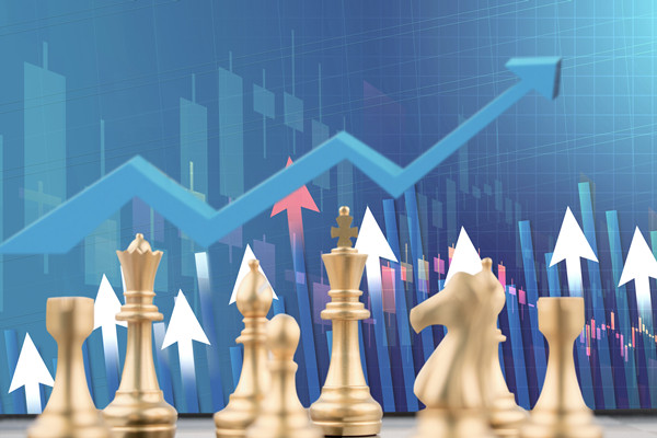 全面評(píng)估戰(zhàn)略風(fēng)險(xiǎn)，及時(shí)調(diào)整戰(zhàn)略方向