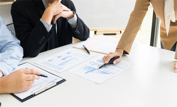 領(lǐng)導(dǎo)力發(fā)展與績(jī)效管理：培養(yǎng)領(lǐng)導(dǎo)力，推動(dòng)組織成功