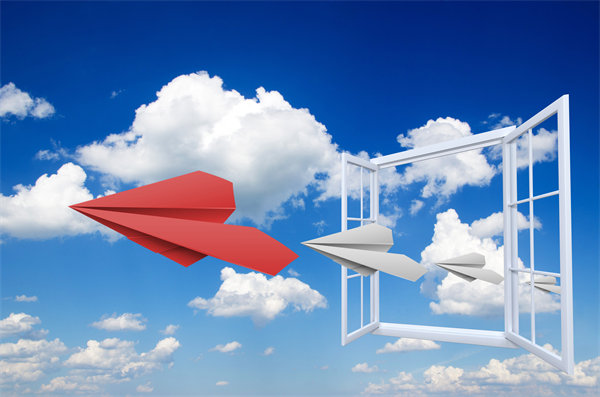 在企業(yè)管理中，專權(quán)式和民主式管理各有哪些優(yōu)缺點(diǎn)？