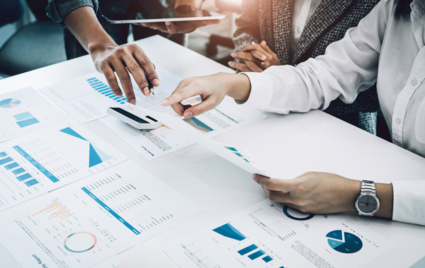 預(yù)算管理過(guò)程中如何有效識(shí)別并控制成本超支風(fēng)險(xiǎn)？