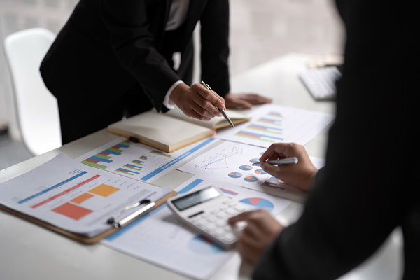 預(yù)算管理過程中如何有效應(yīng)對市場波動與不確定性？