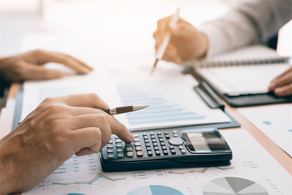 預(yù)算執(zhí)行中，如何實(shí)時(shí)跟蹤進(jìn)度并識(shí)別潛在偏差？