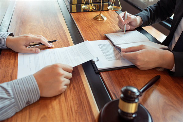 在變革中，如何有效管理組織內(nèi)部的沖突與不確定性？