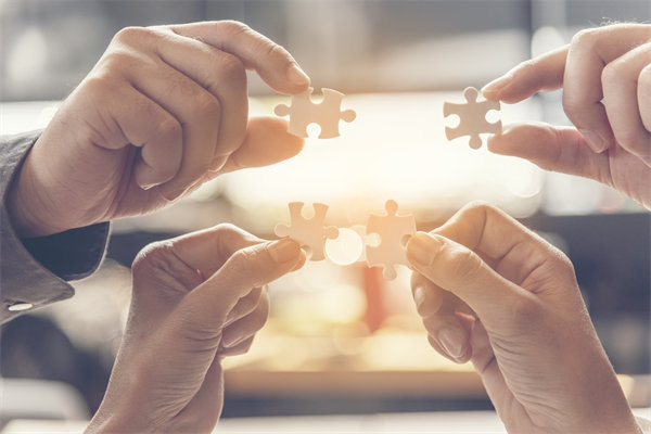 在全球化背景下，企業(yè)如何制定跨國戰(zhàn)略規(guī)劃？