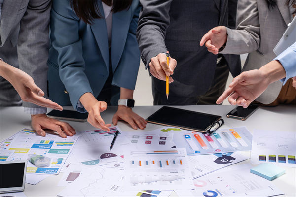 在跨部門預(yù)算協(xié)調(diào)中，如何克服溝通障礙，達(dá)成共識？