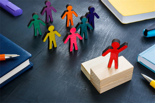 全球化背景下，企業(yè)如何構建跨文化競爭優(yōu)勢戰(zhàn)略？