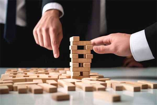 組織規(guī)劃管理中如何識別并應(yīng)對潛在的風(fēng)險和挑戰(zhàn)？