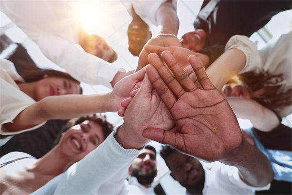 跨國企業(yè)如何管理文化差異以實現(xiàn)全球戰(zhàn)略協(xié)同？