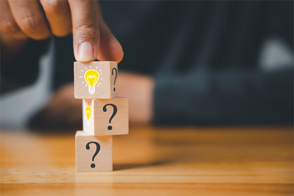 在制定企業(yè)戰(zhàn)略規(guī)劃時，如何平衡短期與長期目標？