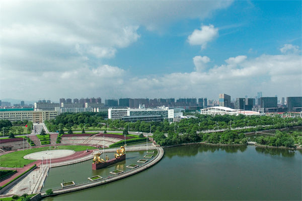 南昌戰(zhàn)略咨詢公司如何為企業(yè)定制長(zhǎng)遠(yuǎn)發(fā)展規(guī)劃？