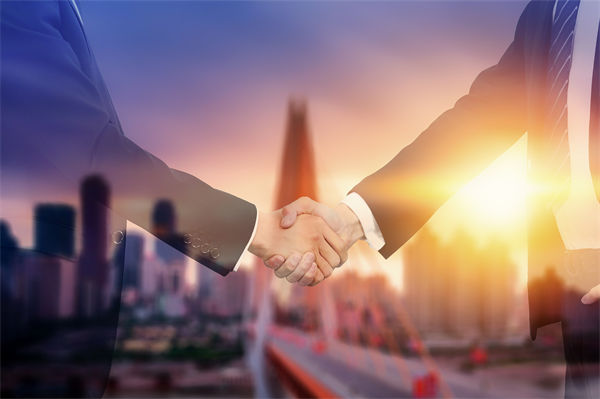 品牌戰(zhàn)略管理中，如何有效應(yīng)對市場變化與消費(fèi)者需求？