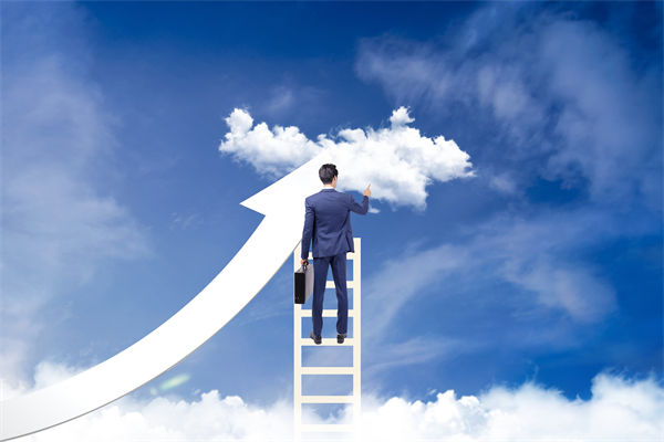 在組織變革中，如何確保員工順利過渡并減少負面影響？