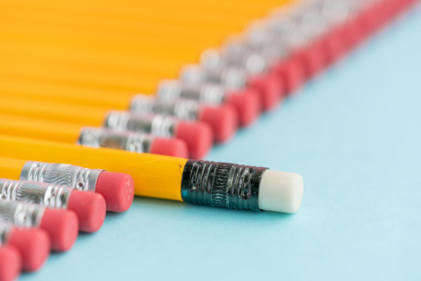 在多元化市場環(huán)境下，品牌如何保持一致性并突出特色？