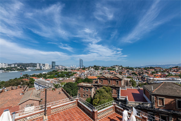 廈門企業(yè)深陷同質(zhì)化競爭泥沼，廈門戰(zhàn)略咨詢公司如何助力破局？