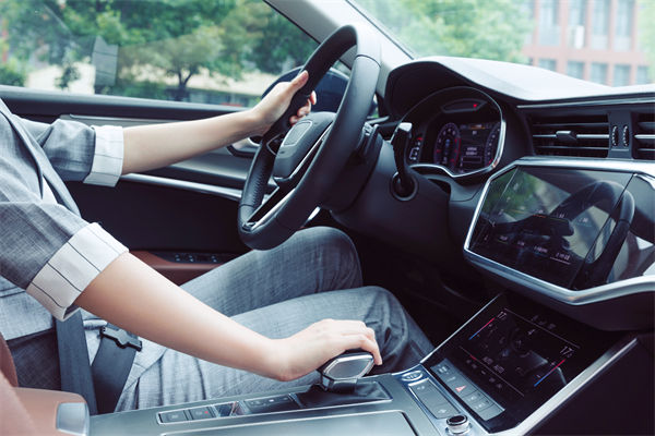 女子工資4600每天花近百元通勤上班，人力資源怎么看？