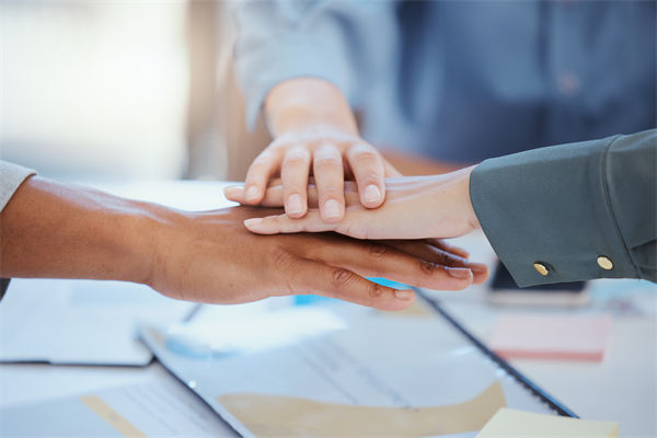 跨文化管理對(duì)企業(yè)全球化戰(zhàn)略實(shí)施的影響及應(yīng)對(duì)策略？