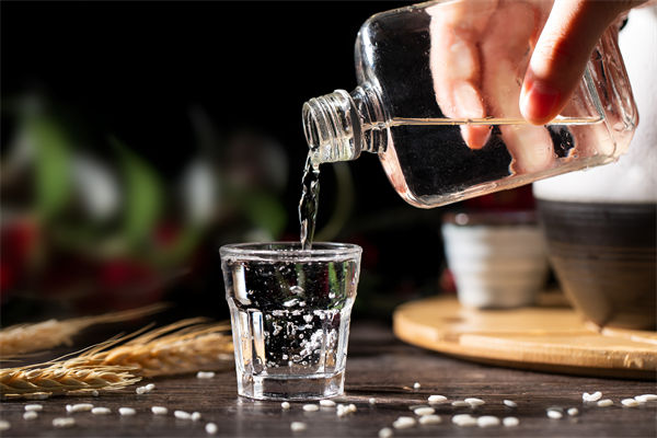 白酒遇冷，集體“降度”，關(guān)聯(lián)企業(yè)有何營銷啟示？